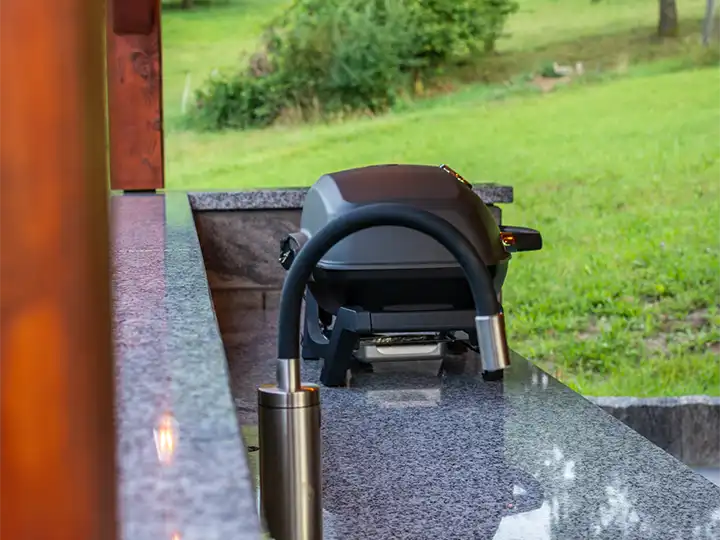 elektrický gril v zahradním altánu