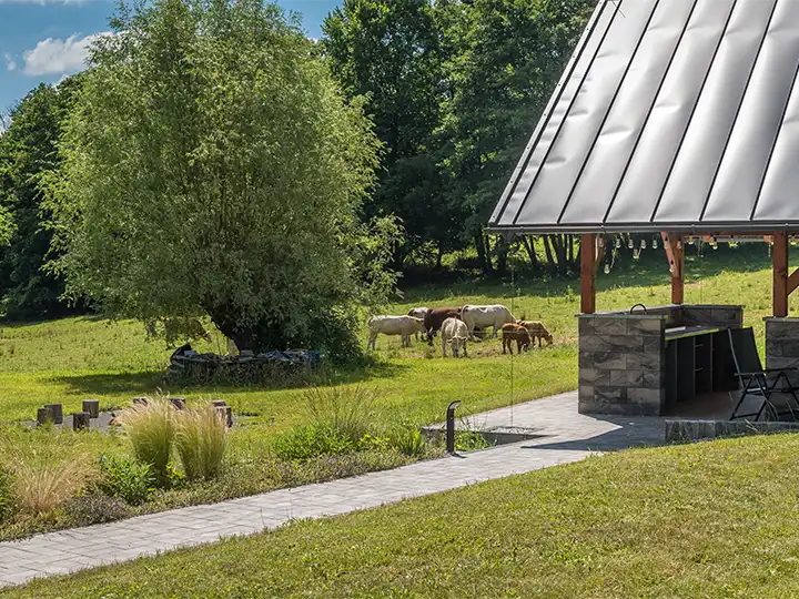 pastviny kolem altánu