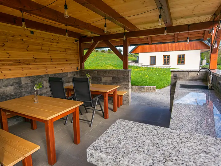 zahradní altán s posezením a kuchyňskou deskou